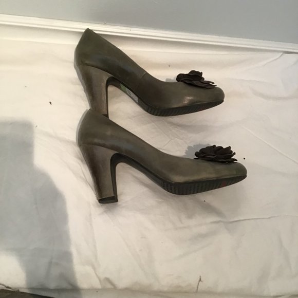 Miz Mooz Olive Green Leather Pumps with Flower Applique - Picture 4 of 10